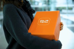 Νέο «χαράτσι» στις online αγορές: Πότε πληρώνετε 9 ευρώ αντί για 3