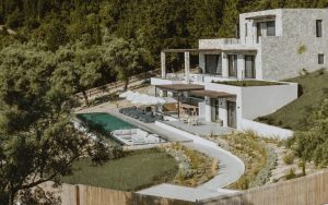 Αμερικανοί και Καναδοί στρέφονται στα ελληνικά εξοχικά