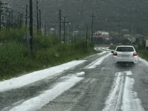Χαλάζι «έντυσε» στα λευκά τα Ιωάννινα – Δείτε...