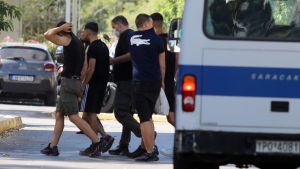 Καλλιθέα: Ποινικές διώξεις στους συλληφθέντες – Η ΕΛ.ΑΣ. αναζητά ακόμη 10 άτομα