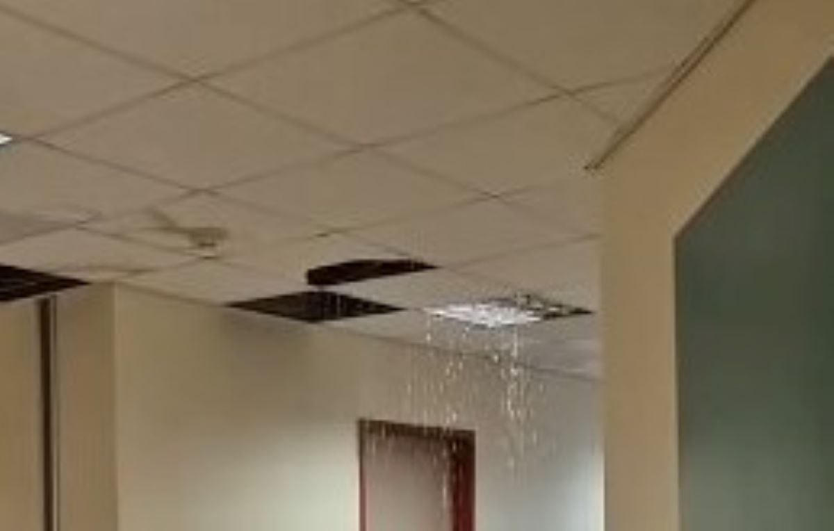 Πλημμύρα στο Νοσοκομείο Ρόδου από βλάβη στο δίκτυο ύδρευσης – Κατέρρευσε τμήμα ψευδοροφής