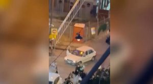 Βίντεο σοκ από τον Κολωνό: Χτυπιούνταν με τα κράνη στη μέση του δρόμου