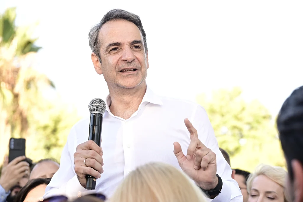 Μητσοτάκης: «Όποιος σας υπόσχεται, από κάπου θα σας τα πάρει»