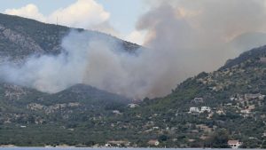 Φωτιά τώρα στη λίμνη Βουλιαγμένης στο Λουτράκι –...