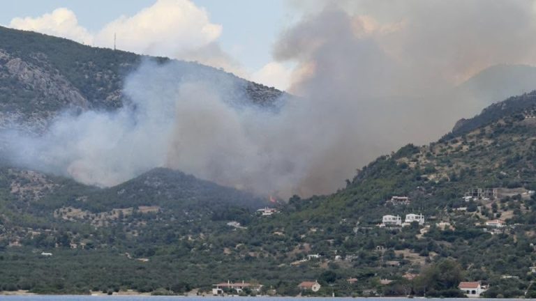 Φωτιά τώρα στη λίμνη Βουλιαγμένης στο Λουτράκι – Ήχησε το 112