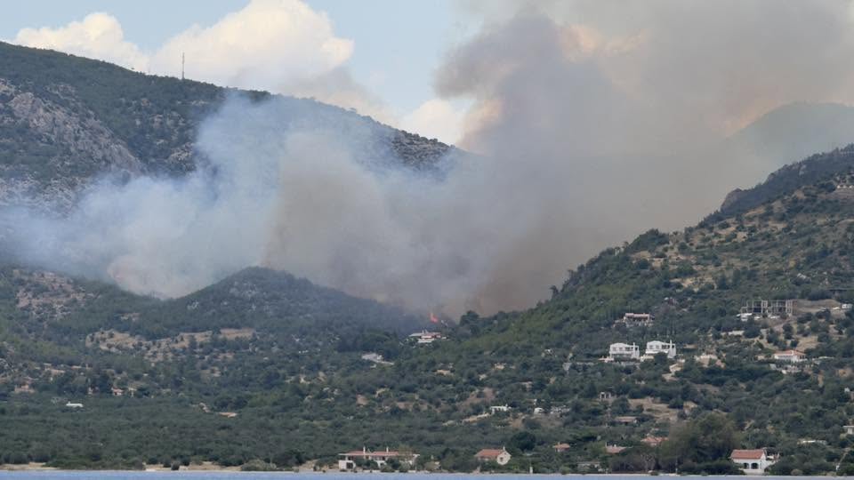 Φωτιά τώρα στη λίμνη Βουλιαγμένης στο Λουτράκι – Ήχησε το 112