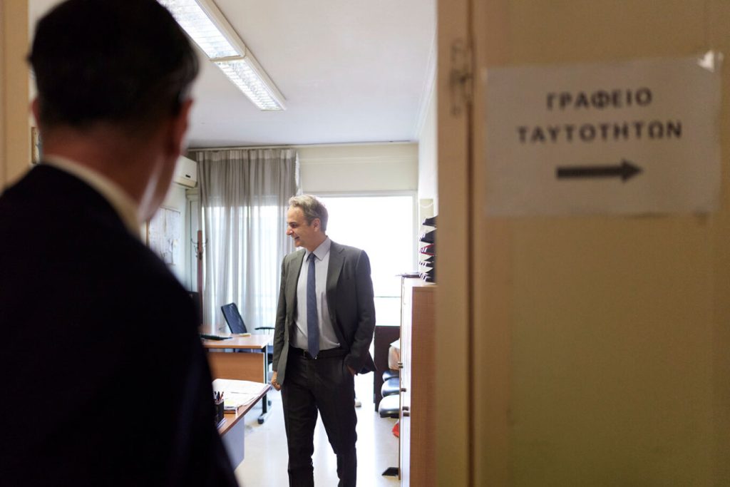 Ο Κυριάκος Μητσοτάκης έβγαλε νέα ταυτότητα- Πώς βρήκε ραντεβού στο ΑΤ Συντάγματος;!