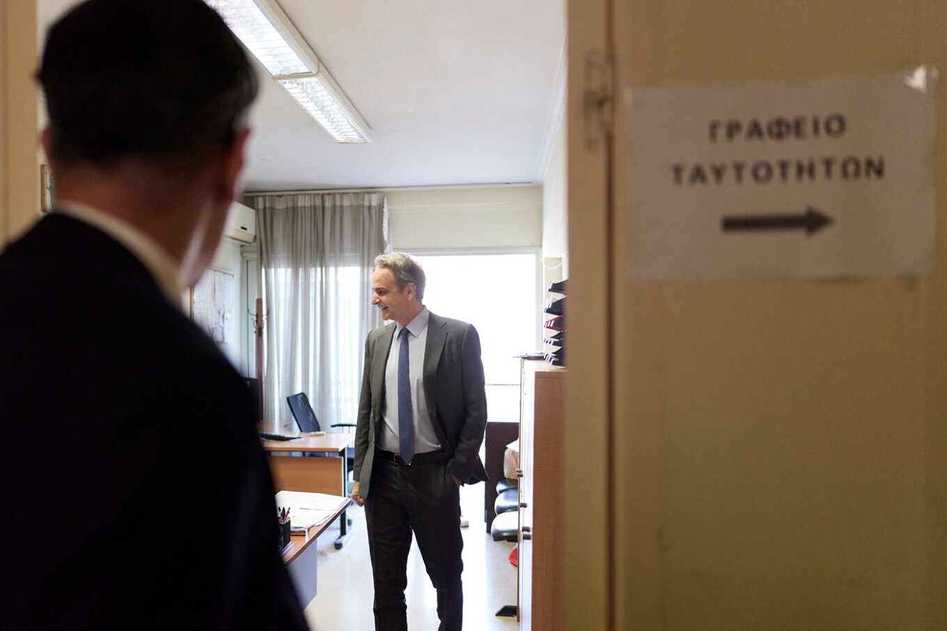 Ο Κυριάκος Μητσοτάκης έβγαλε νέα ταυτότητα- Πώς βρήκε ραντεβού στο ΑΤ Συντάγματος;!