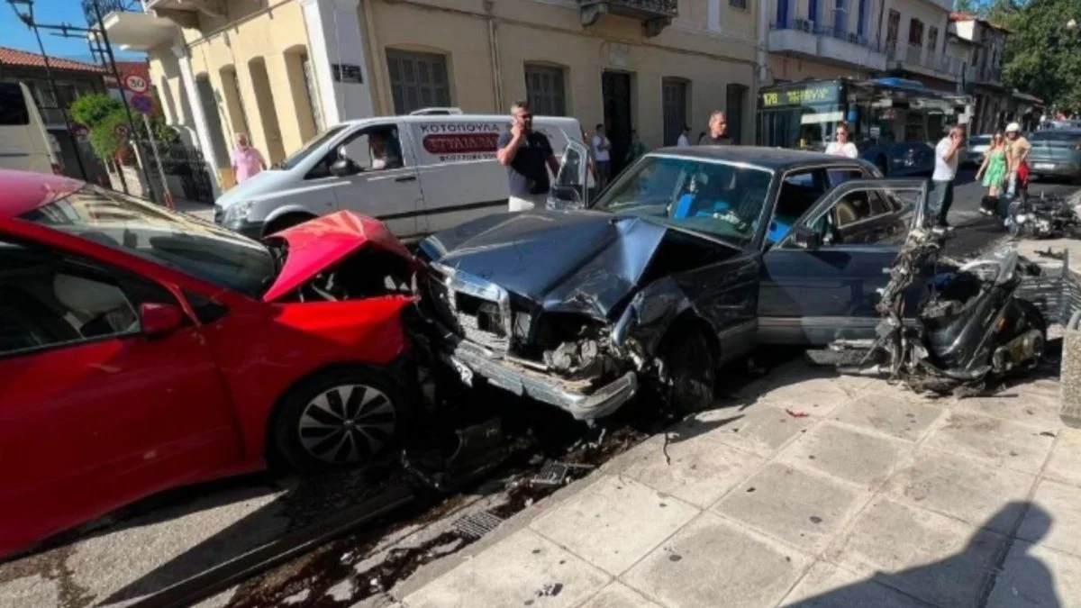 Βίντεο-σοκ στη Ναύπακτο: Στο παρά πέντε έσωσε η μητέρα το παιδί της απ’ το ανεξέλεγκτο αυτοκίνητο