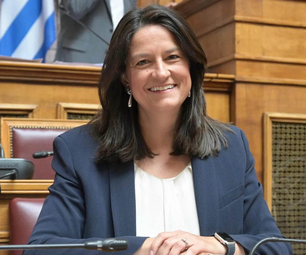 Κεραμέως: «Να γίνει επιτέλους πράξη η αρχή να αμείβεσαι με βάση τη δουλειά σου και την αξία σου»