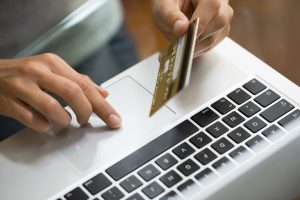 Η «αόρατη παγίδα» των online αγορών: Μήπως πληρώνεις...