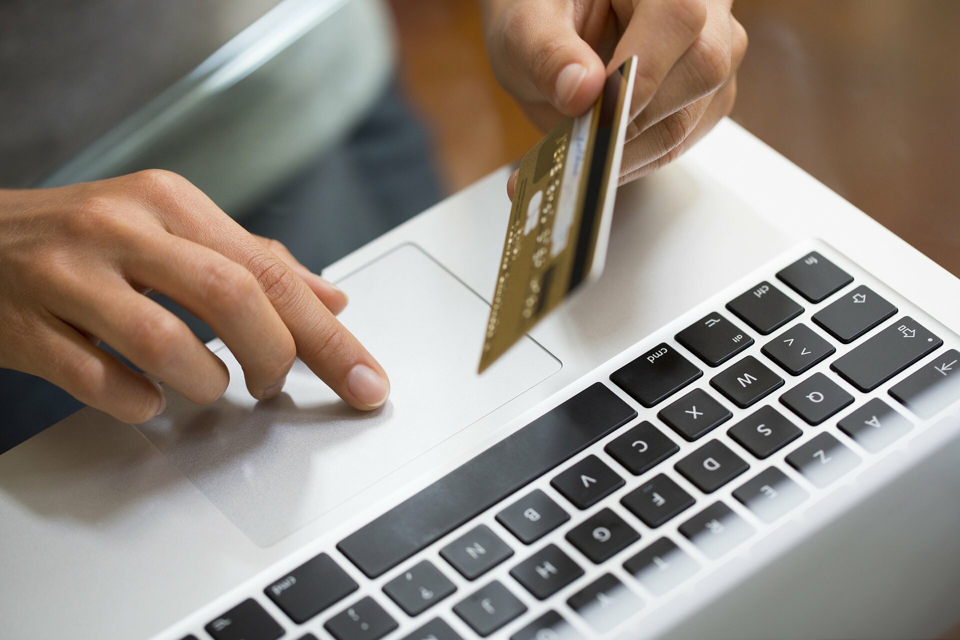 Η «αόρατη παγίδα» των online αγορών: Μήπως πληρώνεις περισσότερα χωρίς να το ξέρεις;