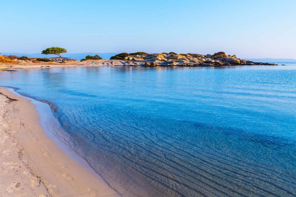 Οι ελληνικές παραλίες που μοιάζουν με παράδεισο αλλά κρύβουν κινδύνους