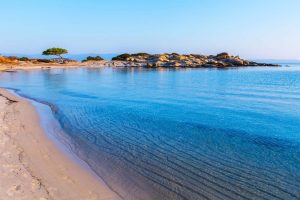 Οι ελληνικές παραλίες που μοιάζουν με παράδεισο αλλά...