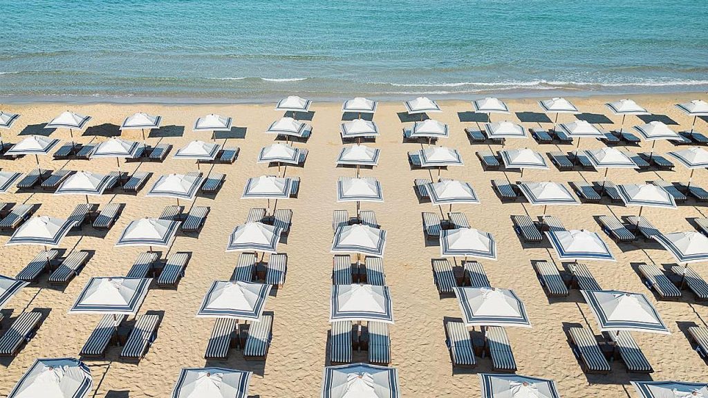 Πού θα πληρώσετε 15 ευρώ και πού πάνω από 200 για μια βουτιά