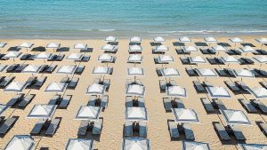 Πού θα πληρώσετε 15 ευρώ και πού πάνω από 200 για μια βουτιά