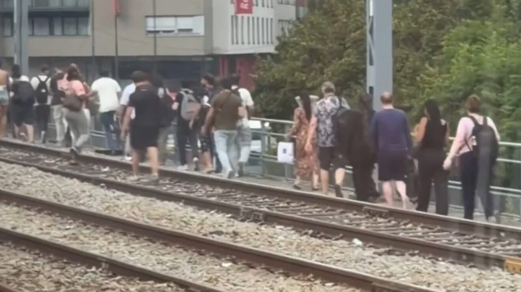 Παρίσι: Επιβάτες περπάτησαν στις γραμμές μετά από πολύωρη ακινητοποίηση τρένων