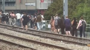 Παρίσι: Επιβάτες περπάτησαν στις γραμμές μετά από πολύωρη...