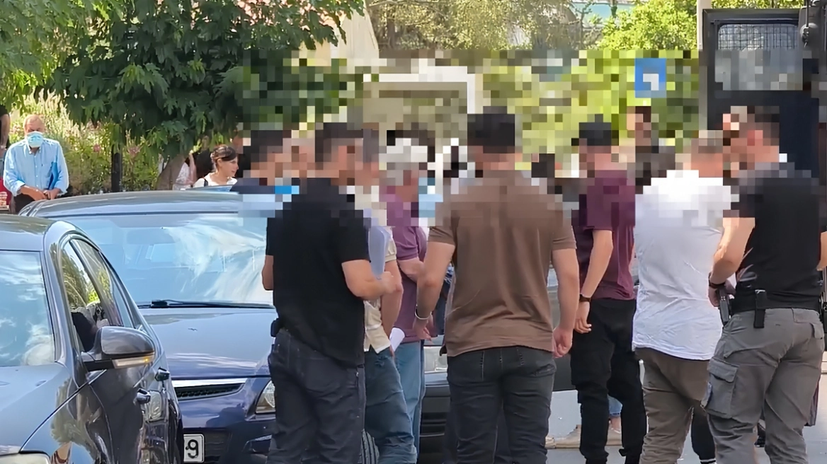 Κύκλωμα στις πολεοδομίες: Μίζες σε κουτιά γλυκών και ξέπλυμα μέσω έργων τέχνης!