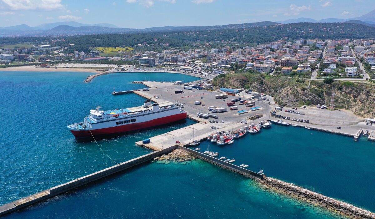 Ραφήνα: Το Andros King προσέκρουσε στον λιμενοβραχίονα