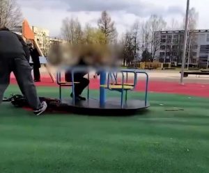 Σοκ: Έβαλαν ηλεκτρικό σκούτερ σε καρουσέλ και παιδί εκτοξεύθηκε στον αέρα