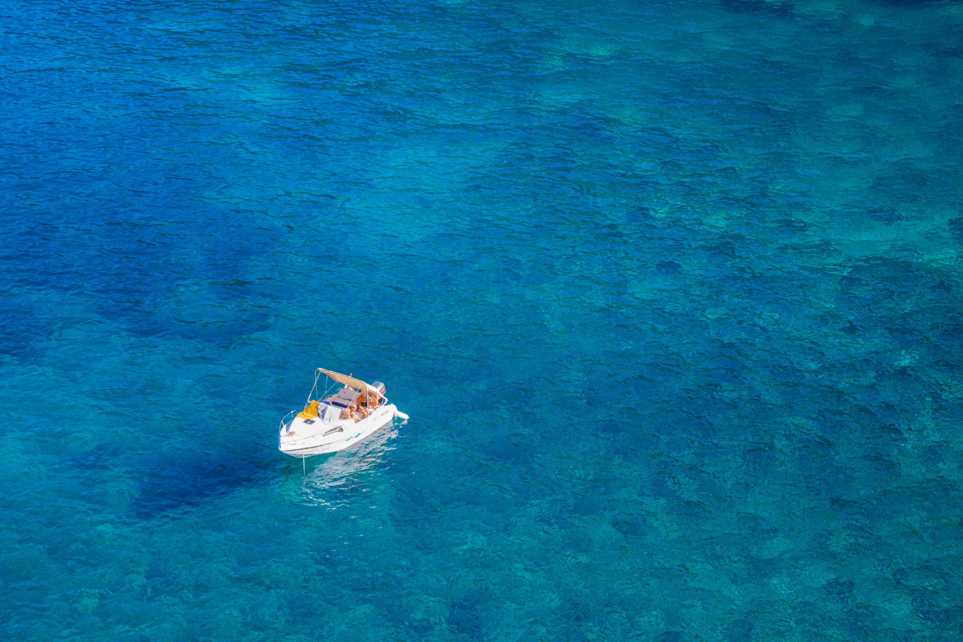 Μακριά από τη βαβούρα: Τα «κρυμμένα» νησιά της Μεσογείου με παρθένες παραλίες και κρυστάλλινα νερά