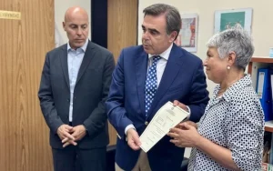 Το πτυχίο του Βαγγέλη Γιακουμάκη παρέδωσε στη μητέρα...