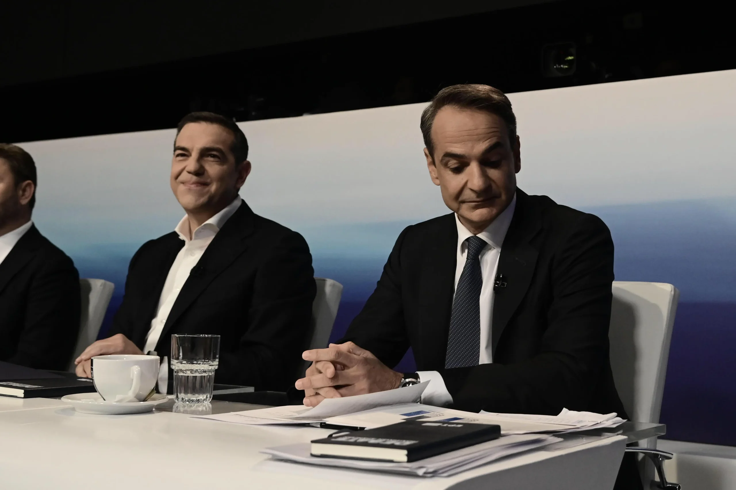 Δημοσκόπηση ALCO: Δίπολο στον ορίζοντα – Εκτός Βουλής 4 κόμματα