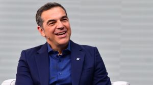 Τσίπρας κατά Μητσοτάκη: «Δεν θα έπρεπε να οδηγεί...