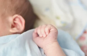 Δημογραφικό: Αυξάνονται οι μητέρες άνω των 40, καταρρέουν...
