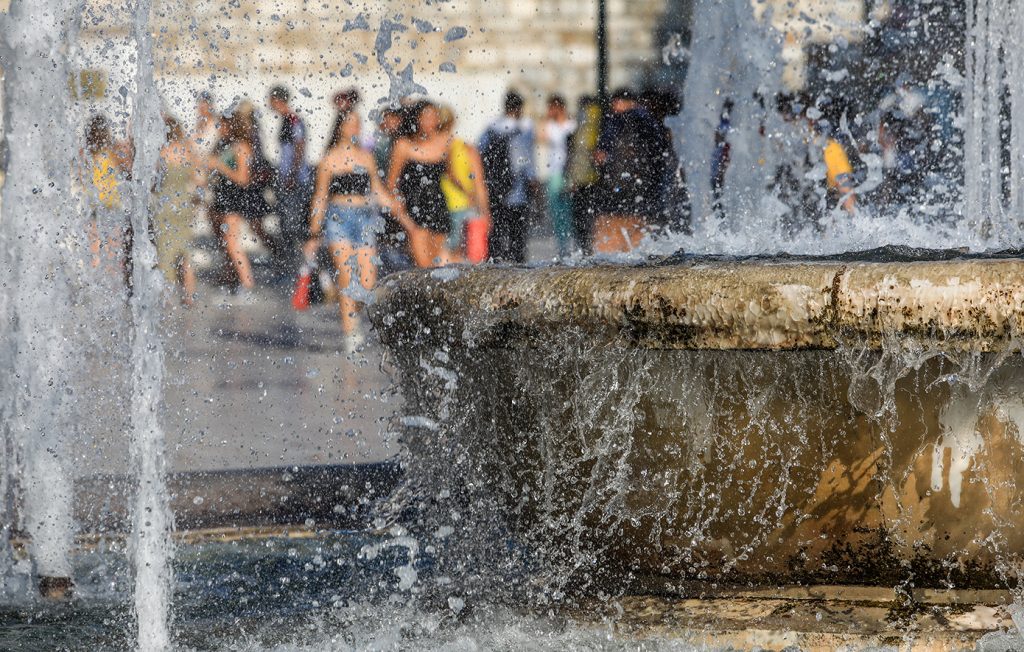 Ζέστη, ήλιος και λίγες απογευματινές μπόρες σήμερα (08/06) – Πού θα βρέξει