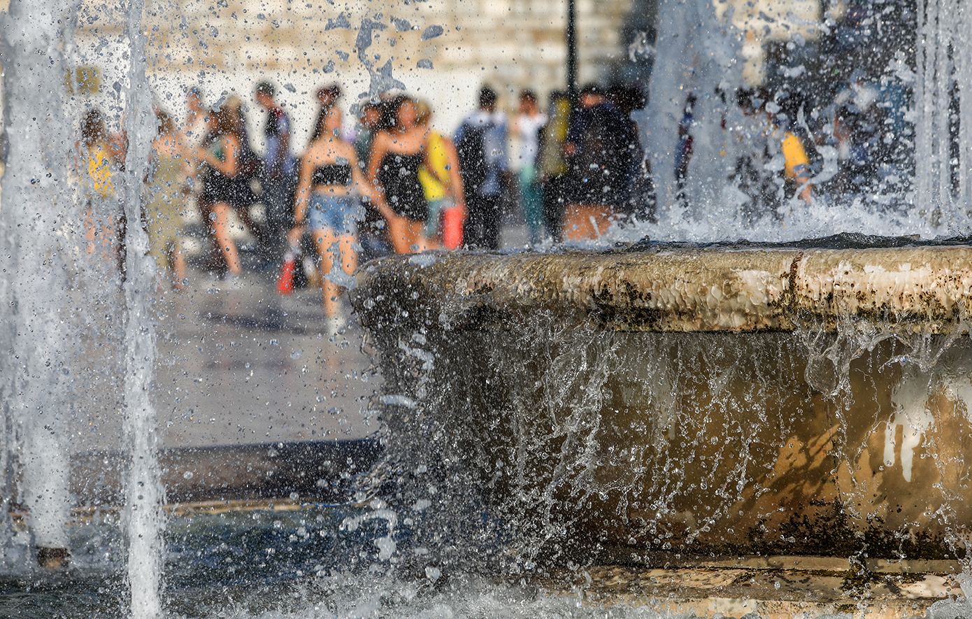 Ζέστη, ήλιος και λίγες απογευματινές μπόρες σήμερα (08/06) – Πού θα βρέξει