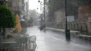 Κακοκαιρία: Μπαράζ μηνυμάτων από το 112 – Στο «κόκκινο» Λάρισα, Μαγνησία, Σποράδες και Εύβοια