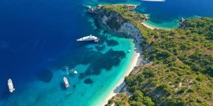 Το μυθικό ελληνικό νησί που έγινε εξώφυλλο στη Γαλλία