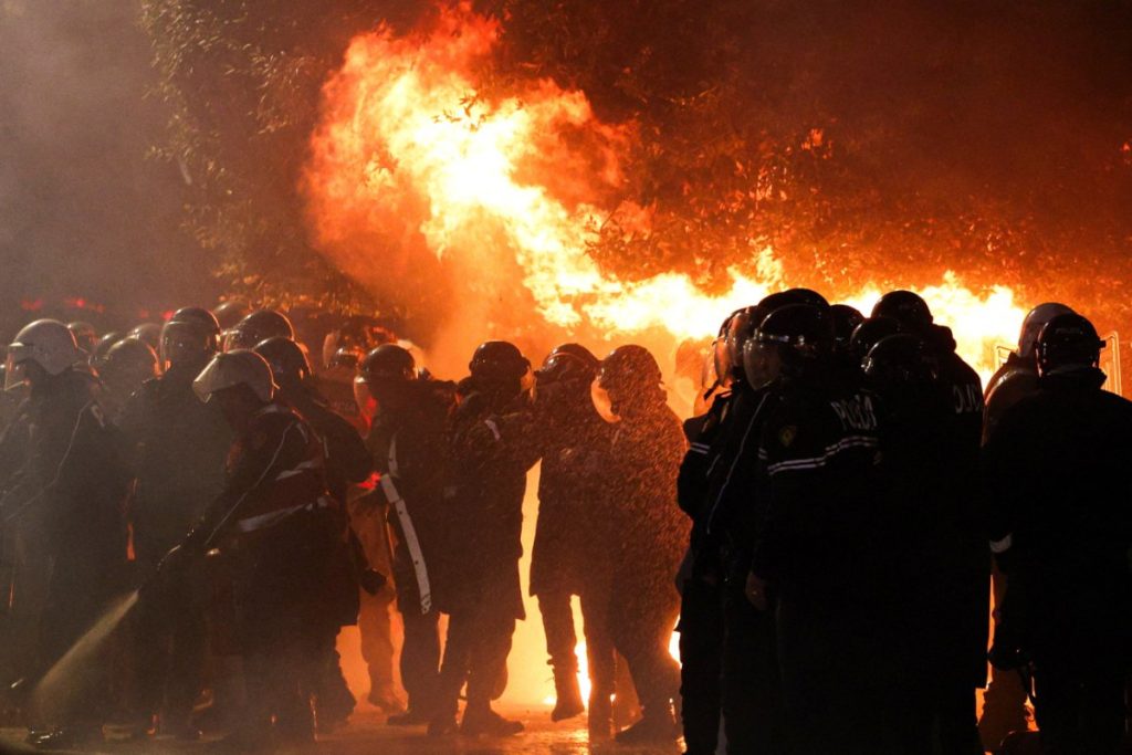 Αλβανία: Επεισόδια έξω από το κοινοβούλιο σε αντικυβερνητική διαδήλωση