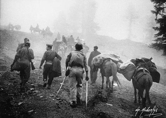 Μαχητές του ΕΛΑΣ στην Πελοπόννησο κατά την περίοδο της Κατοχής\. Το 1ο Τάγμα του 9ου Συντάγματος πρωταγωνίστησε στη Μάχη της Χώρας–Αγορέλιτσας\.