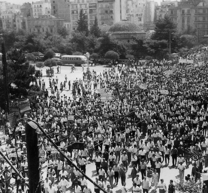 Μαζικές διαδηλώσεις πραγματοποιήθηκαν στην Αθήνα μετά την παραίτηση του Γεωργίου Παπανδρέου, με χιλιάδες πολίτες να ζητούν σεβασμό στη λαϊκή εντολή\.