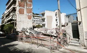 Πετράλωνα: Συνεχίζονται οι έρευνες για την κατάρρευση της πολυκατοικίας – Στο μικροσκόπιο τα αίτια