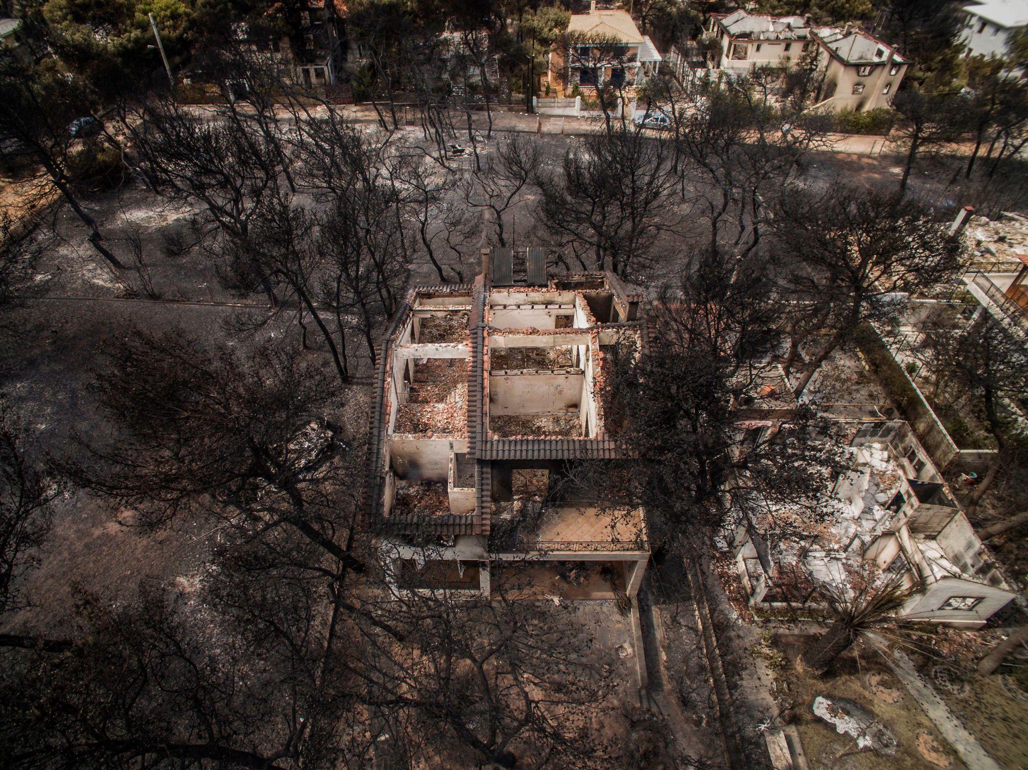 Η ολοκληρωτική καταστροφή που άφησε πίσω της η πυρκαγιά στο Μάτι, με εκατοντάδες κατοικίες να έχουν υποστεί σοβαρές ζημιές ή να έχουν καταστραφεί ολοσχερώς\.
Φωτογραφία\: EUROKINISSI\.
