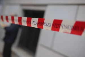 Αθήνα: Αποκλείστηκε σημείο στην Κολοκοτρώνη μετά την πτώση τμημάτων πρόσοψης