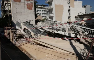 Κάτω Πετράλωνα: Τα μπάζα μπλοκάρουν την έρευνα για την κατάρρευση