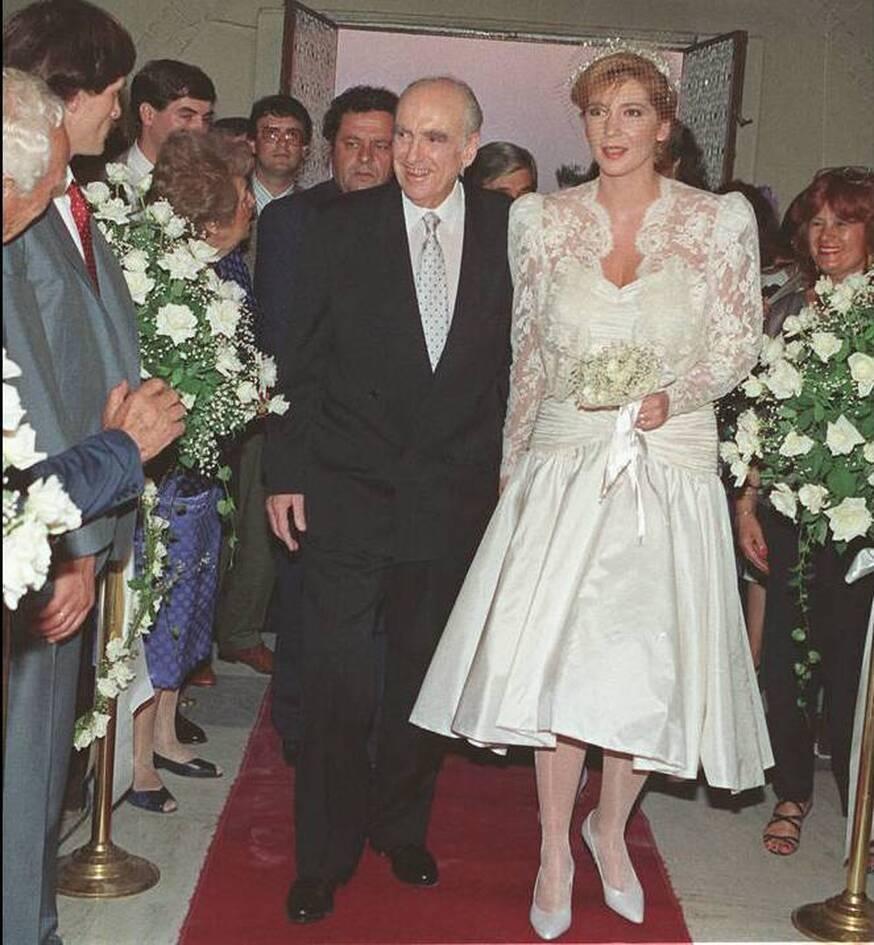 Ο Ανδρέας Παπανδρέου και η Δήμητρα Λιάνη κατά την περίοδο του γάμου τους, που αποτέλεσε ένα από τα πλέον πολυσυζητημένα γεγονότα της ελληνικής πολιτικής ζωής στα τέλη της δεκαετίας του 1980\.
