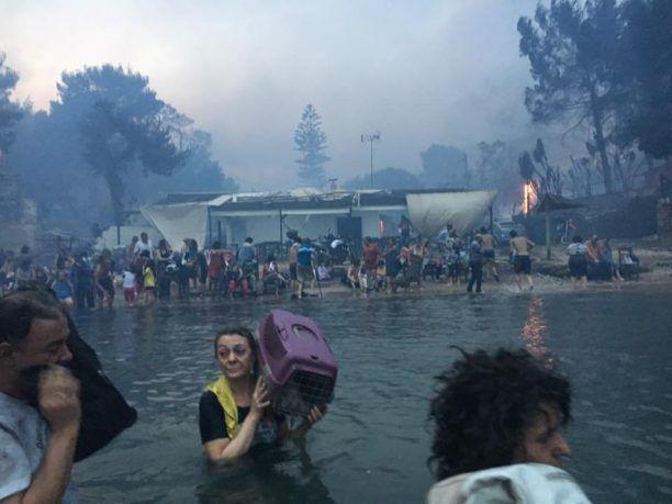 Κάτοικοι και επισκέπτες κατέφυγαν στη θάλασσα για να σωθούν από τις φλόγες, περιμένοντας επί ώρες τη διάσωσή τους από σκάφη του Λιμενικού και ιδιώτες\.
Φωτογραφία\: EUROKINISSI / Αρχείο\.