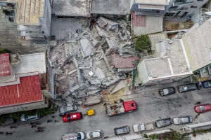 Πετράλωνα: Συνεχίζονται οι έλεγχοι μετά την κατάρρευση – Στον εισαγγελέα οι πέντε συλληφθέντες
