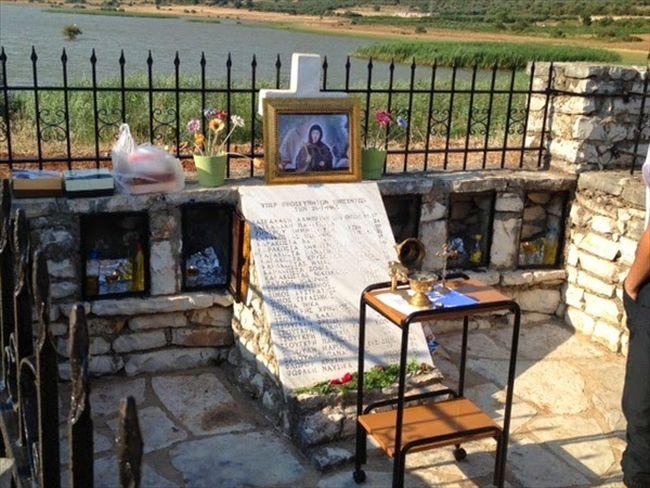Το μνημείο στη λίμνη Αμβρακία για τους 26 κατοίκους του Στάνου που πνίγηκαν, ανήμερα της Αγίας Παρασκευής, όταν η υπερφορτωμένη βάρκα στην οποία επέβαιναν βυθίστηκε στις 26 Ιουλίου 1963\.