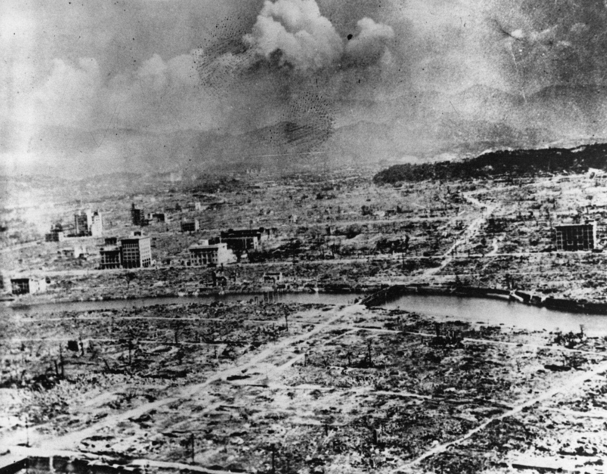 Εικόνα από το Ναγκασάκι μετά τη δεύτερη πυρηνική επίθεση των ΗΠΑ στις 9 Αυγούστου 1945, τρεις ημέρες μετά τη Χιροσίμα\.