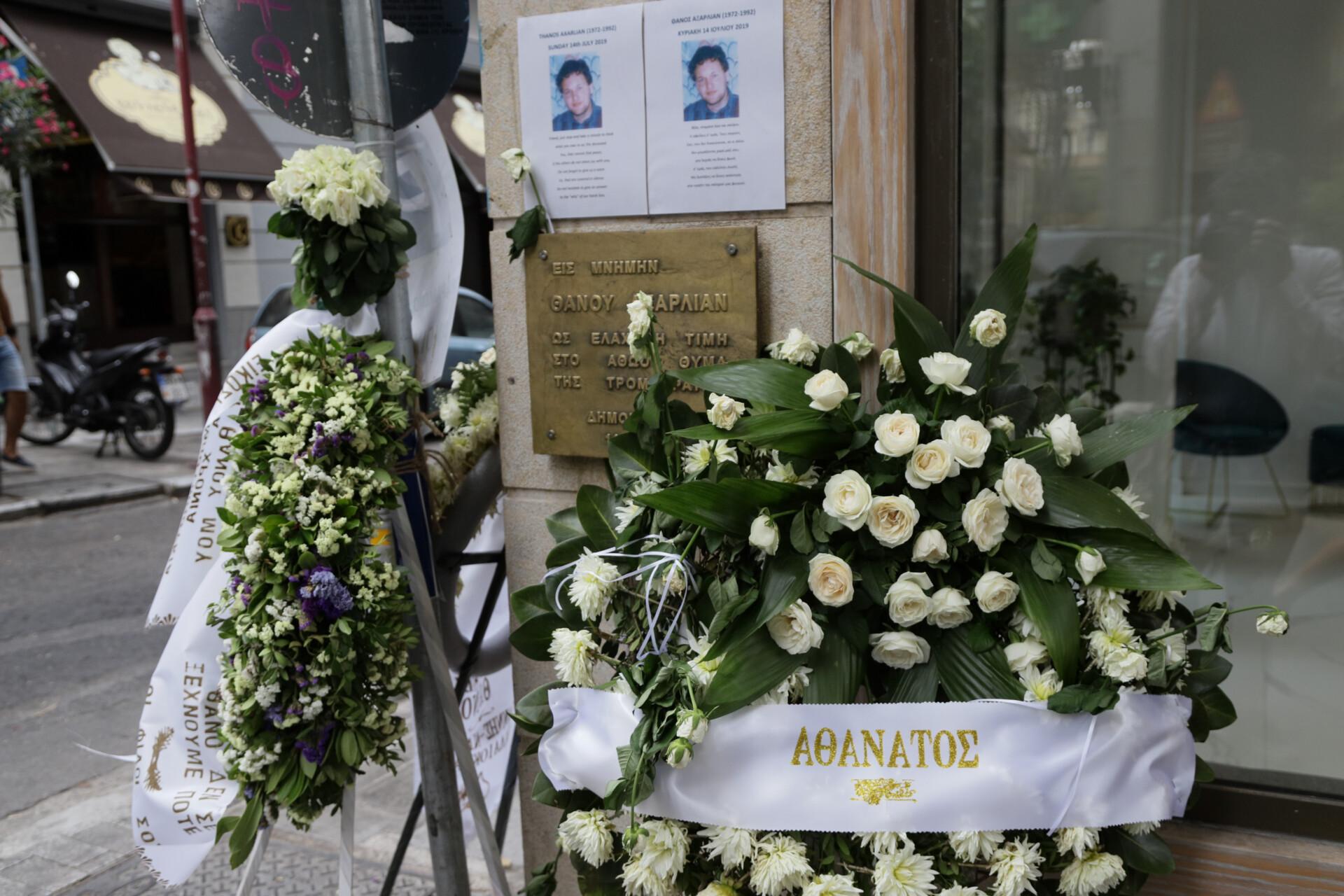 Στεφάνια και λουλούδια στην αναμνηστική πλάκα που έχει τοποθετηθεί στη συμβολή των οδών Καραγιώργη Σερβίας και Βουλής, στο σημείο όπου σκοτώθηκε ο Θάνος Αξαρλιάν\.
Πηγή φωτογραφίας\: Eurokinissi