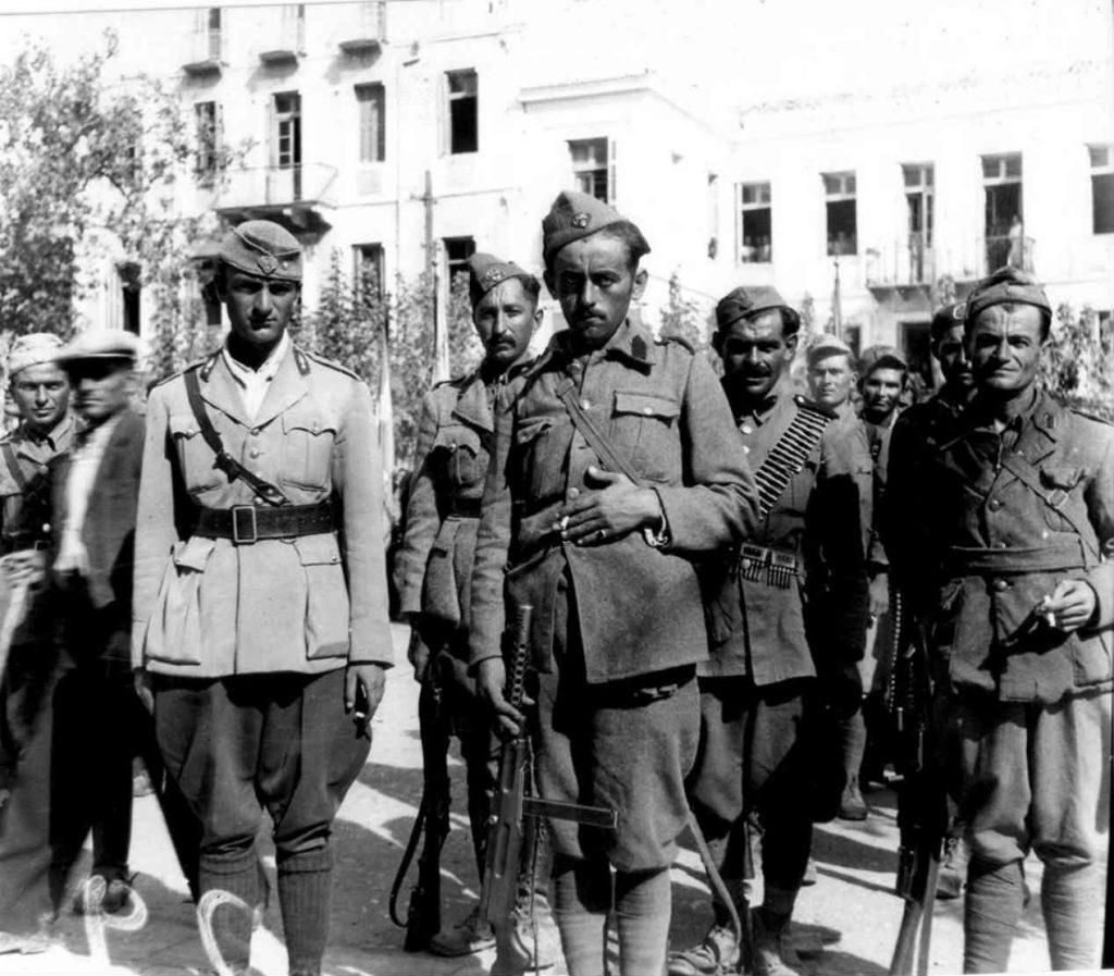 Μαχητές του ΕΛΑΣ στην Πελοπόννησο κατά την περίοδο της Κατοχής\. Το 1ο Τάγμα του 9ου Συντάγματος πρωταγωνίστησε στη Μάχη της Χώρας–Αγορέλιτσας\.