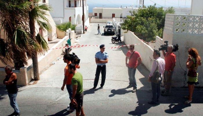 Αστυνομικές δυνάμεις έσπευσαν στον Βουρβούλο Σαντορίνης μετά το έγκλημα που συγκλόνισε το πανελλήνιο τον Αύγουστο του 2008\.