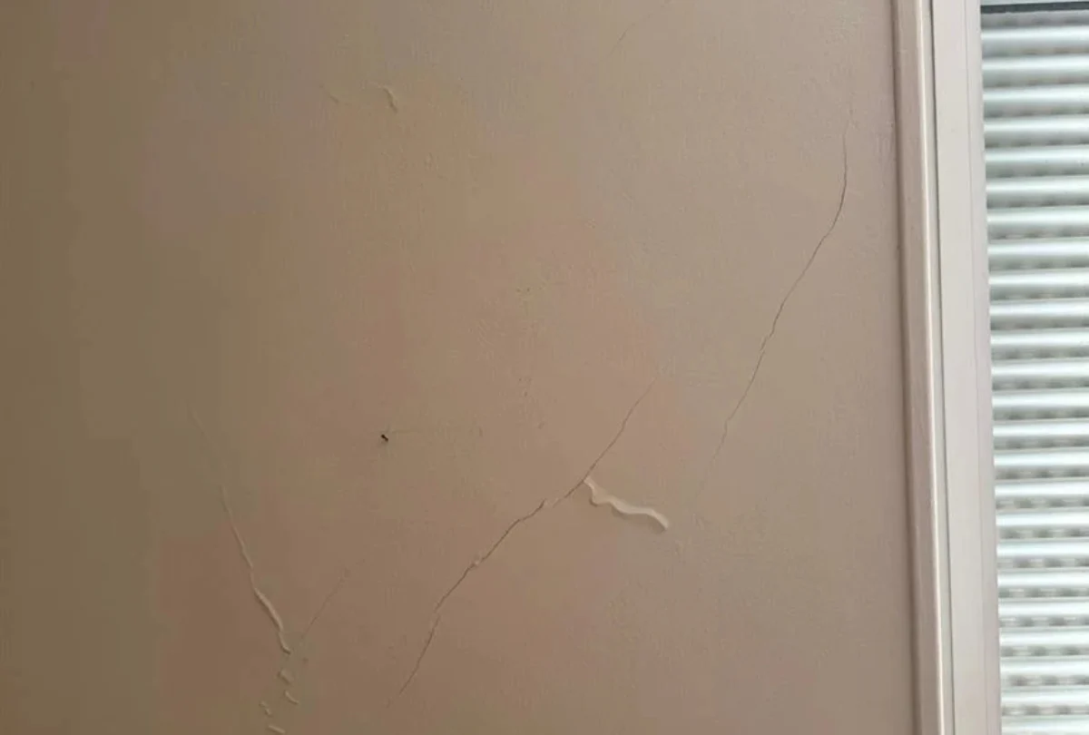 Ρωγμές σε κτίρια στην Κυψέλη: Τι απαντά η Ελληνικό Μετρό – Ο ανάδοχος αναλαμβάνει την αποκατάσταση των ζημιών